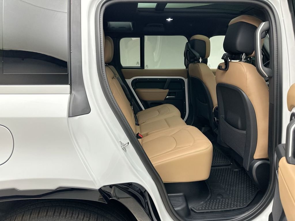 New 2026 Fuji White Land Rover X-Dynamic SE image 15