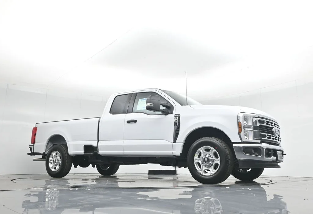 New 2026 Oxford White Ford XLT image 3