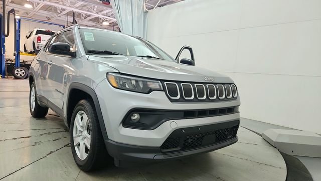 Used 2022 Silver Jeep Latitude image 25