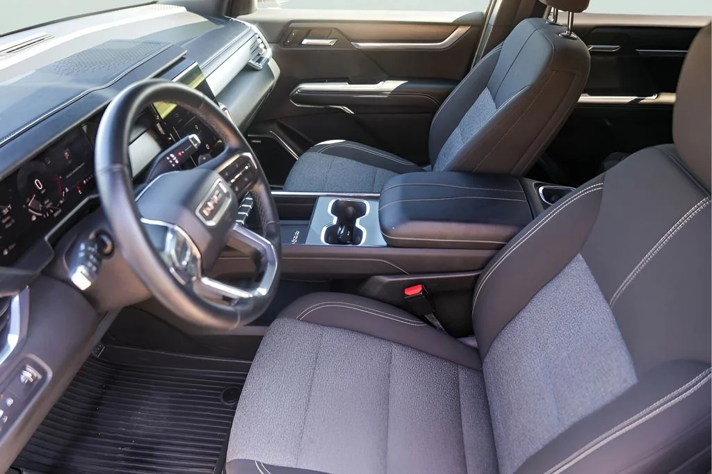 Used 2025 White GMC Elevation image 12