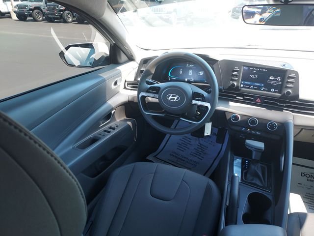 Used 2025 White Hyundai SE image 15