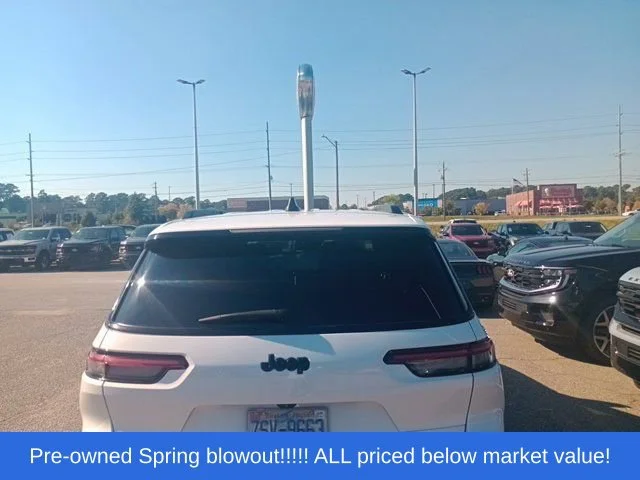 Used 2023 White Jeep Altitude image 15