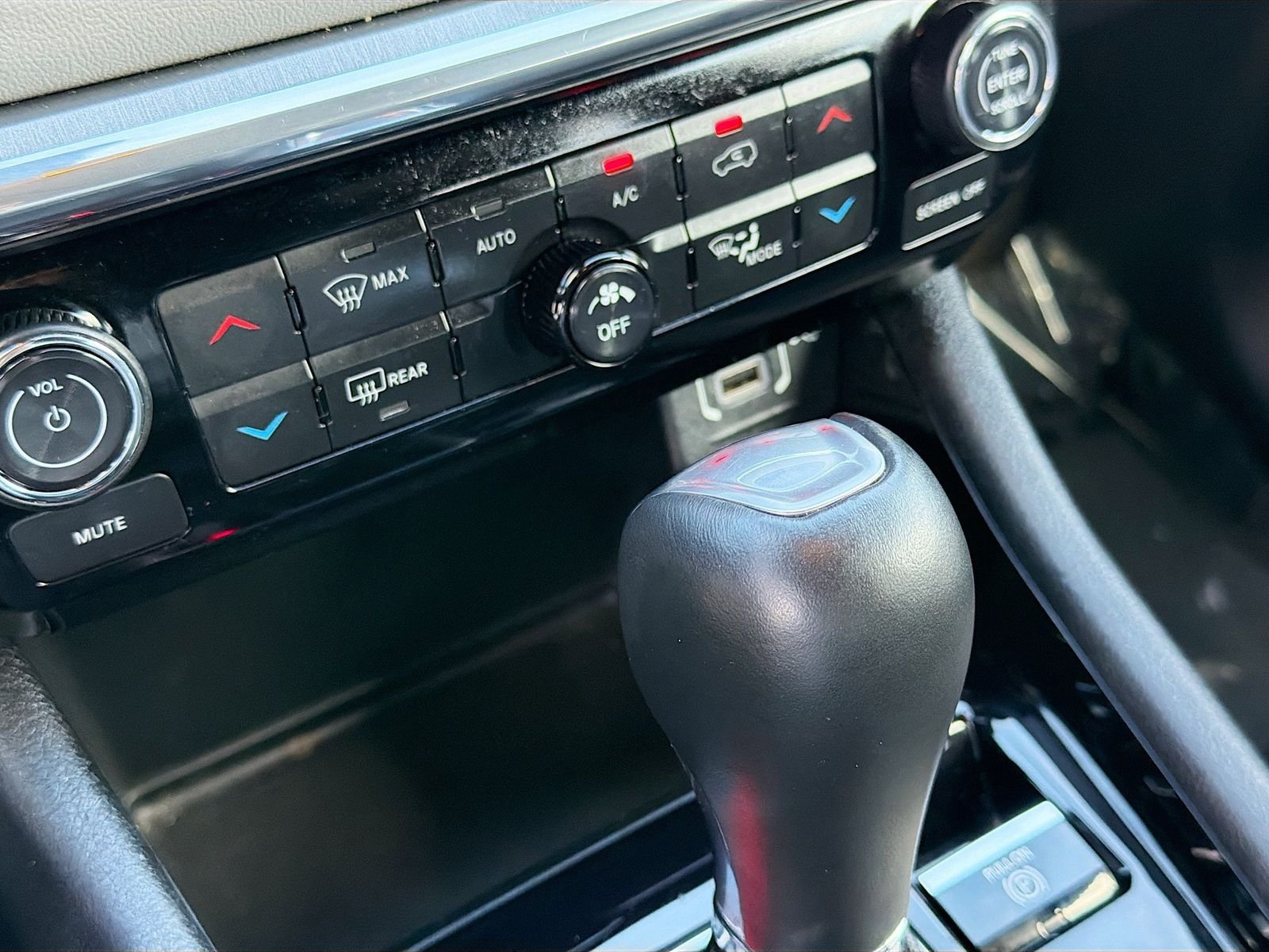 Used 2024 White Jeep Limited image 31