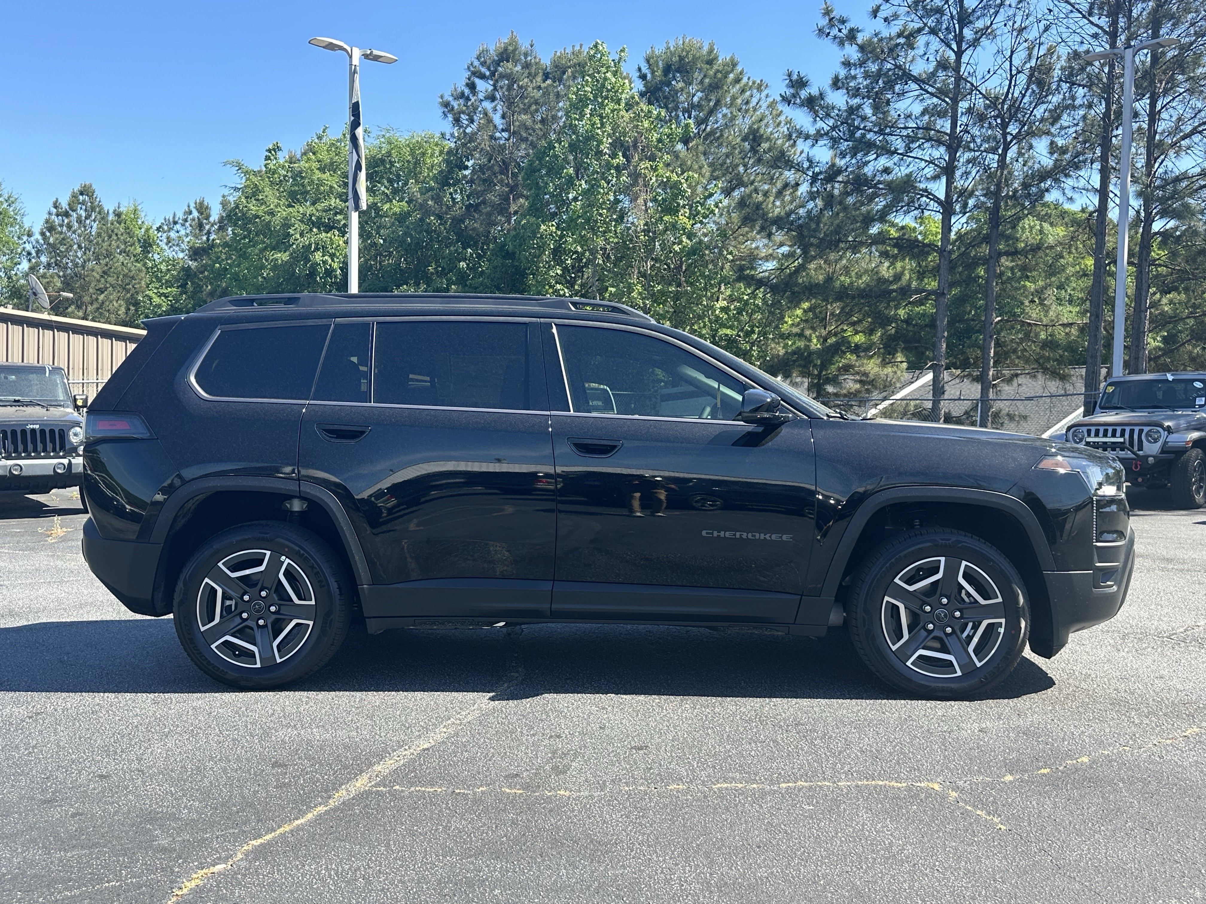 New 2026 Diamond Black Crystal Pearl-Coat Exterior Paint Jeep Limited image 9