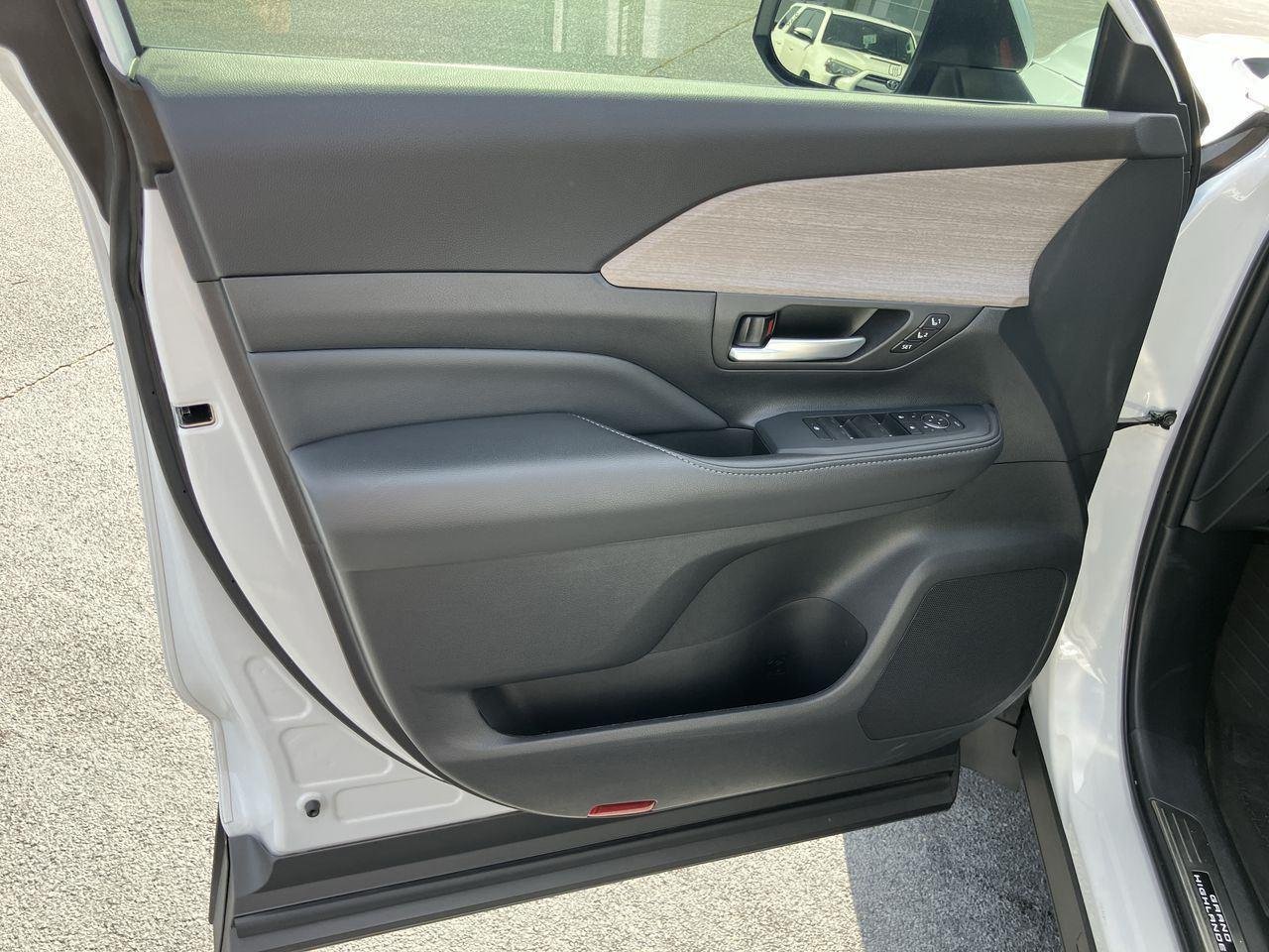 Used 2025 White (Wind Chill Pearl) Toyota Limited image 16