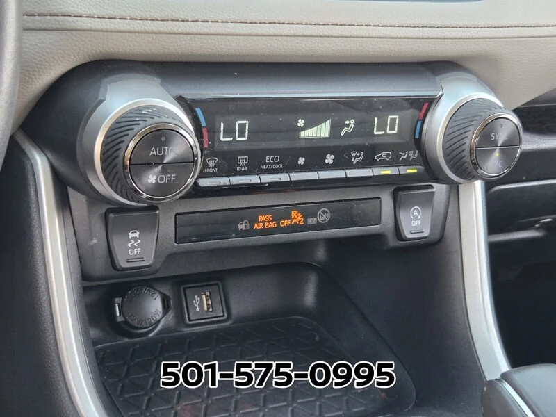 Used 2025 Silver Sky Metallic TOYOTA XLE PREMIUM FWD image 25
