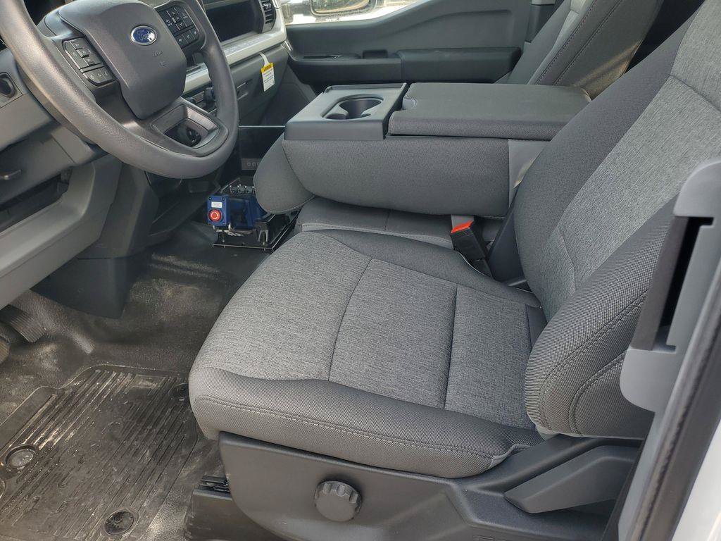 2025 Ford F-550 Super Duty Chassis Cab XL - Photo 6