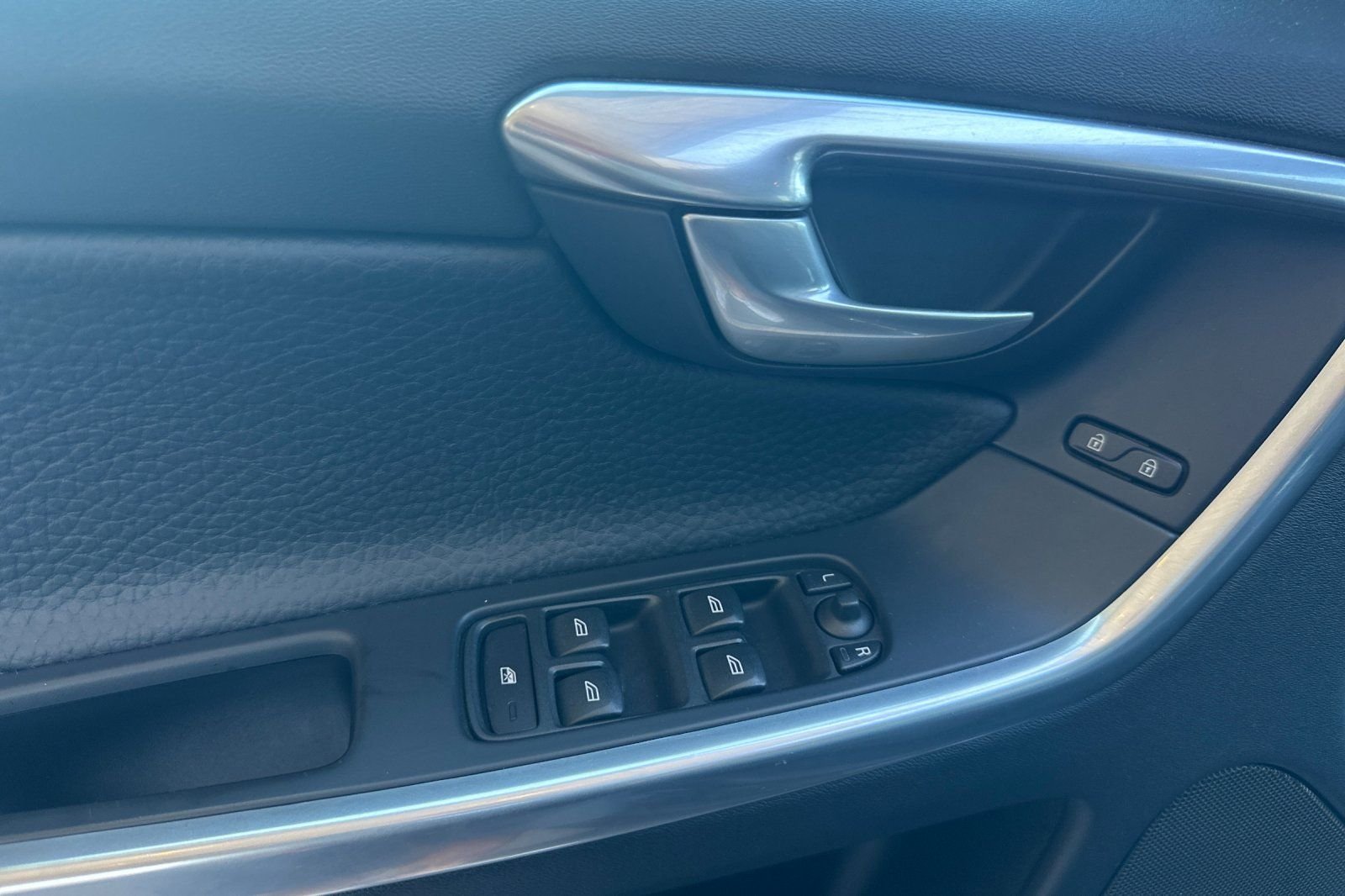 Used 2014  Volvo  image 10
