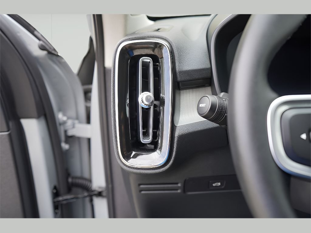 2025 Volvo XC40 Plus - Photo 11