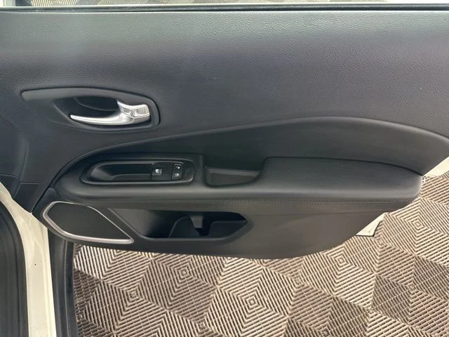 Used 2018 White Jeep Latitude image 19