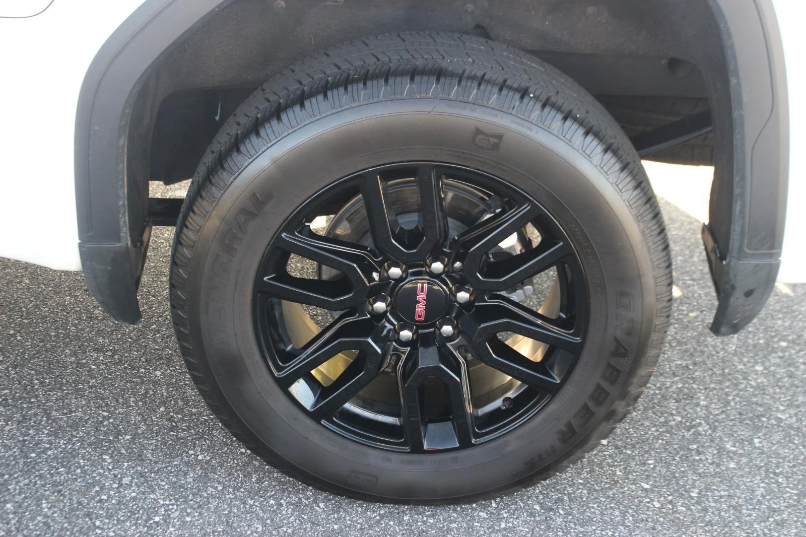Used 2024 Summit White GMC Elevation image 38