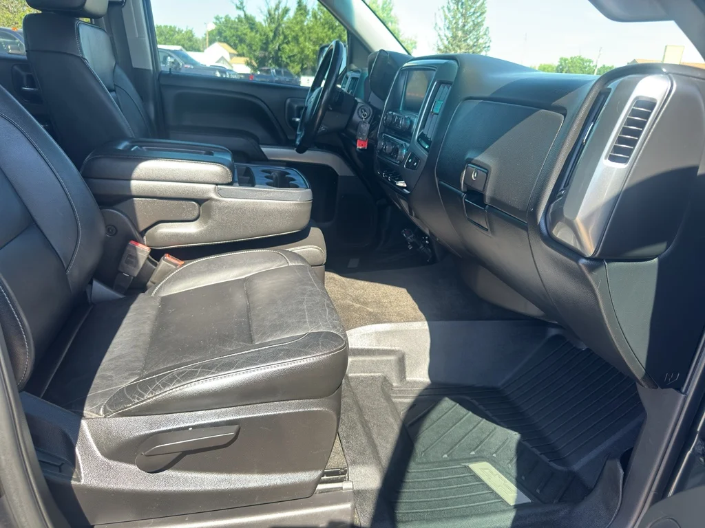 Used 2018 GRAPHITE METALLIC Chevrolet LT image 12