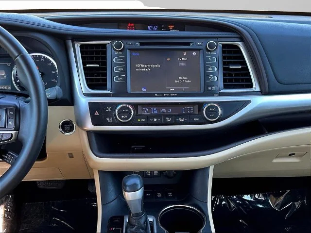 Used 2018 Green Toyota XLE image 9
