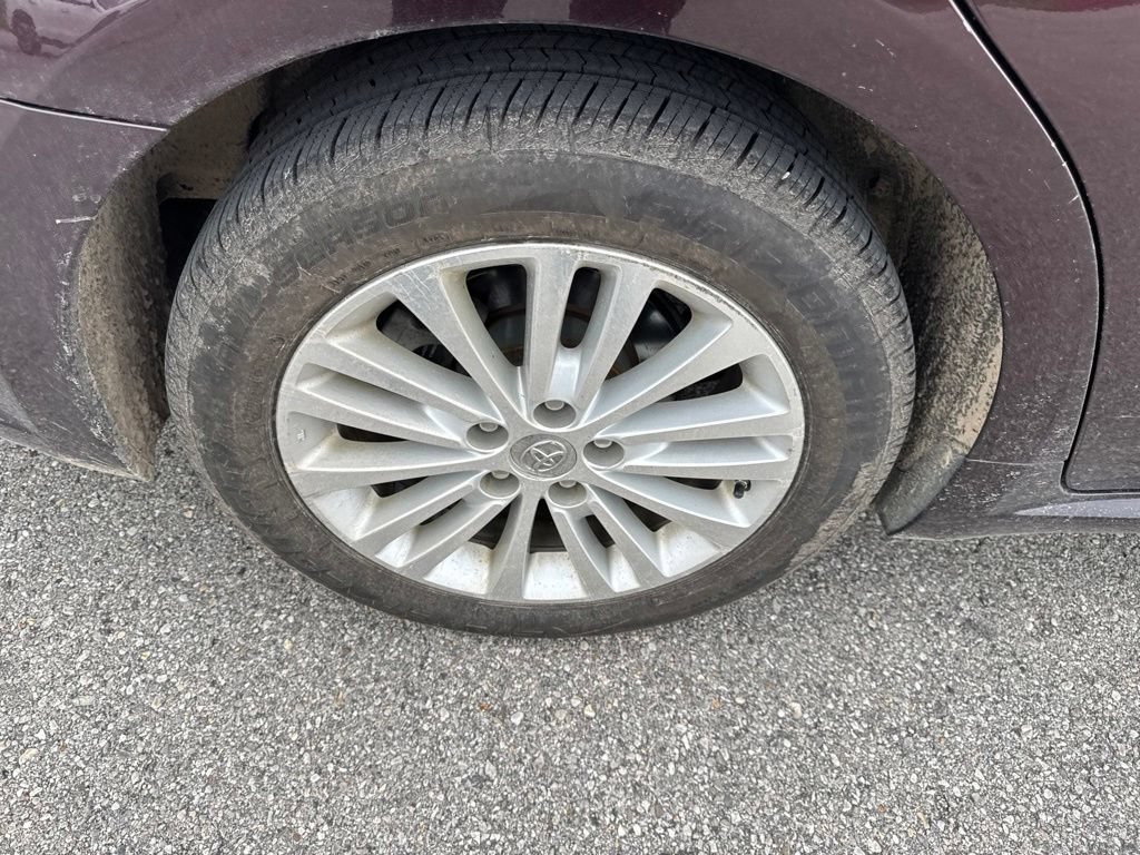 Used 2014  Toyota Limited image 18