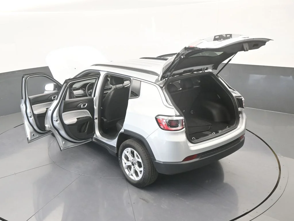 Used 2025 Silver Zynith Metallic Clearcoat Jeep Latitude image 35