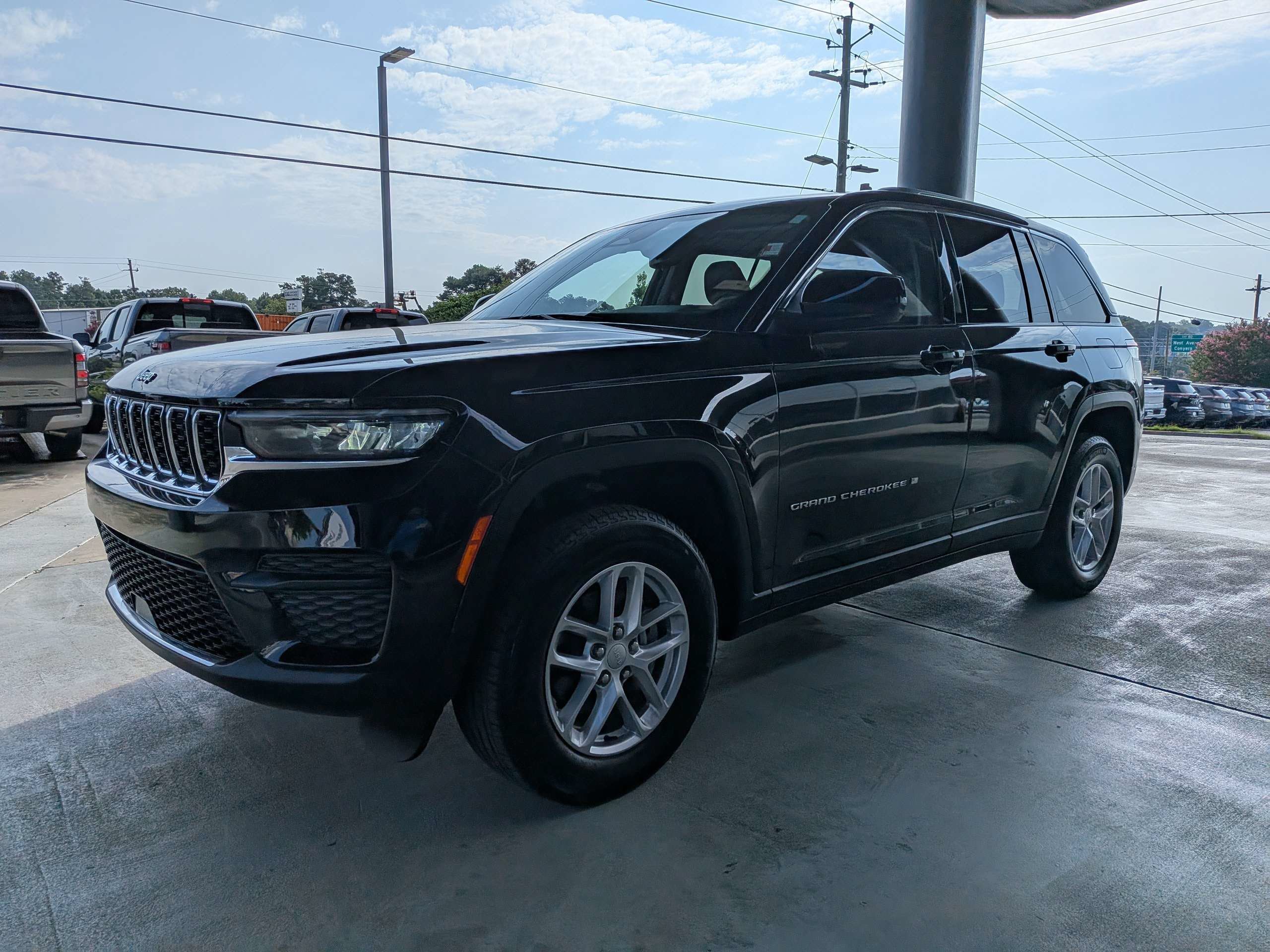 Used 2023 Black Jeep Laredo image 6