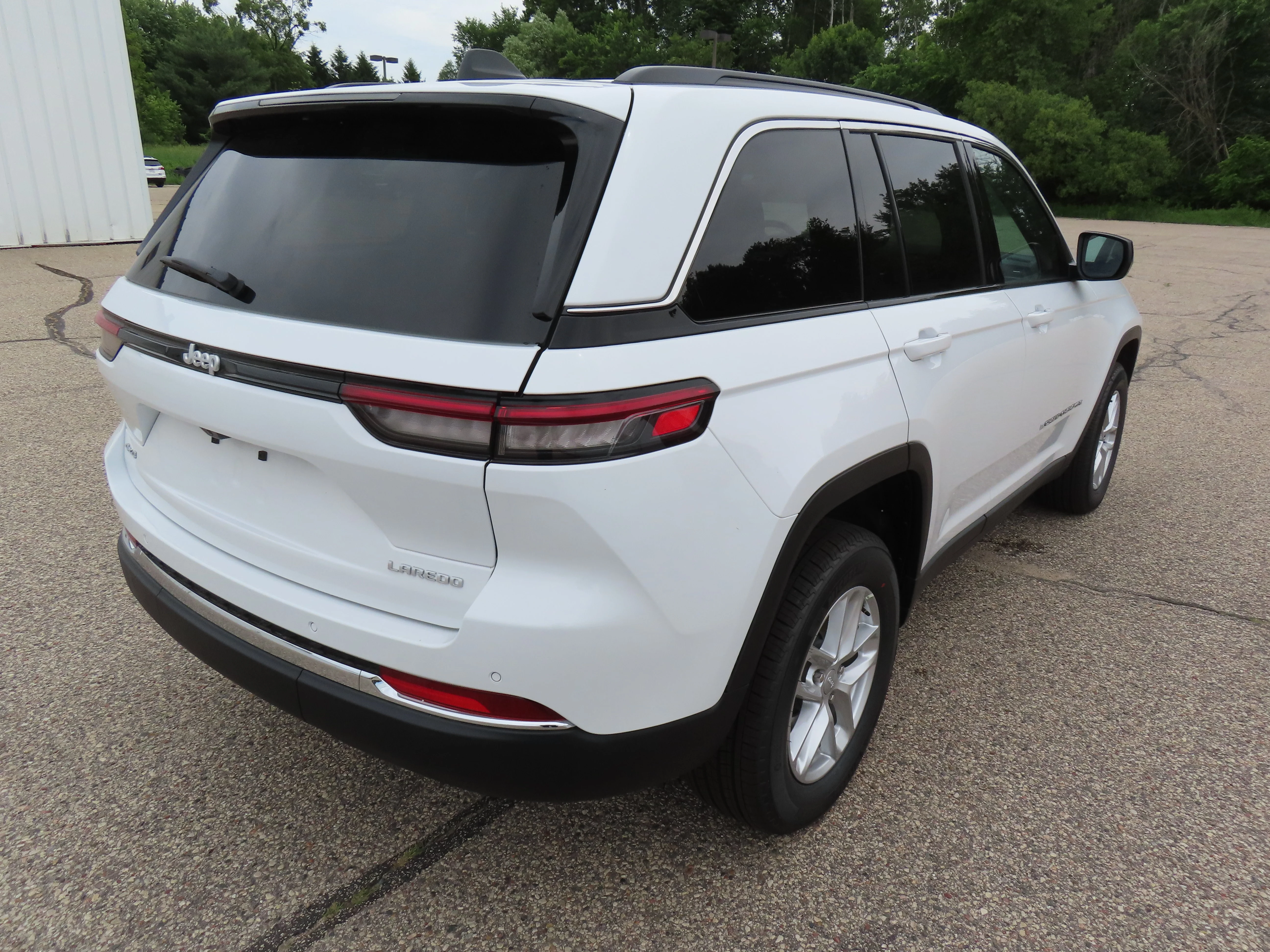 New 2026 Bright White Clear-Coat Exterior Paint Jeep Laredo X image 4