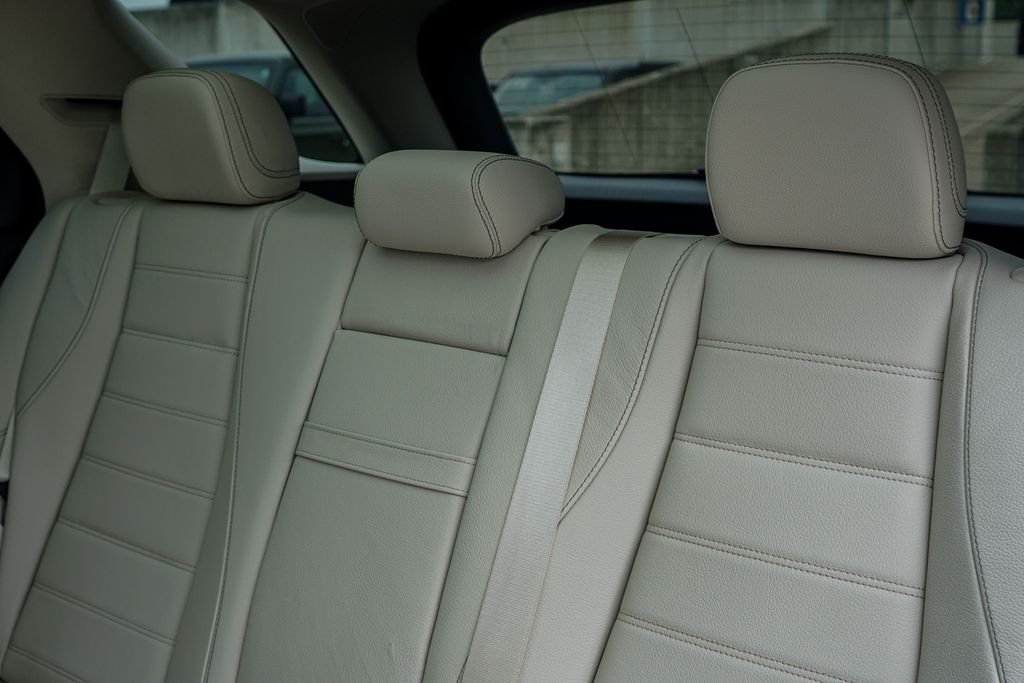 Used 2022 White Mercedes-Benz GLE 350 image 29