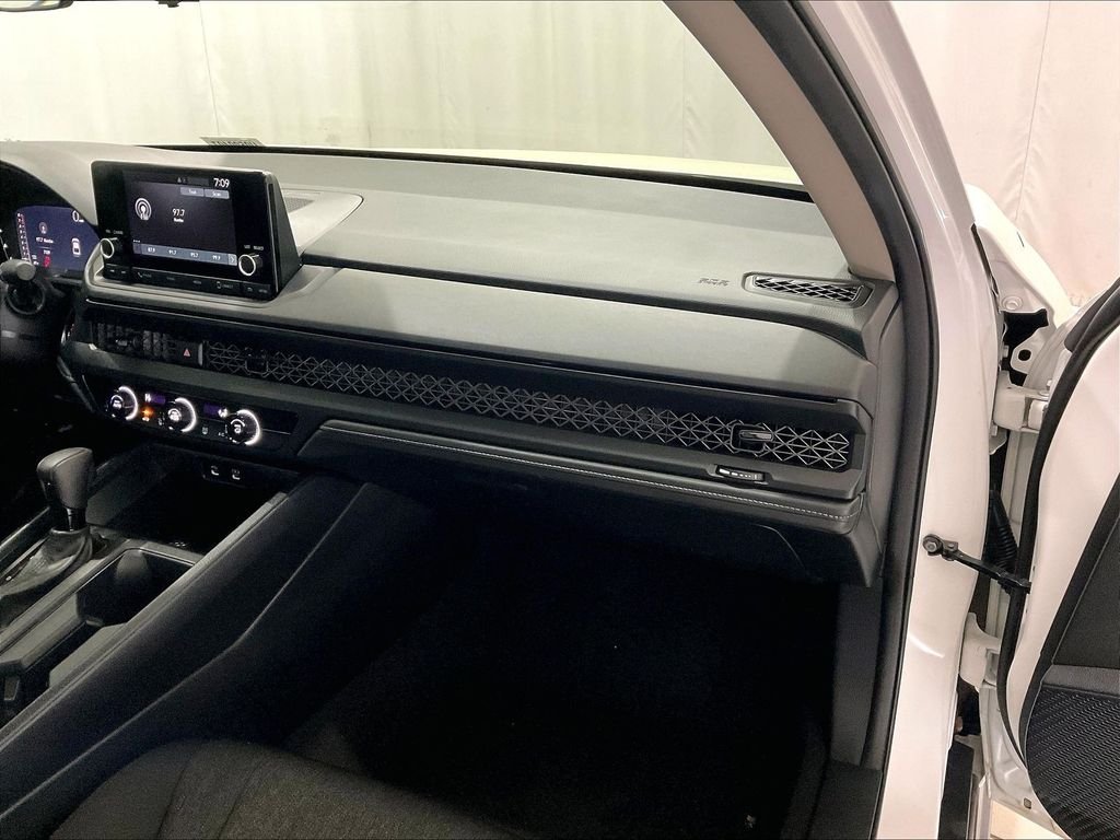 Used 2025 White Honda LX image 13