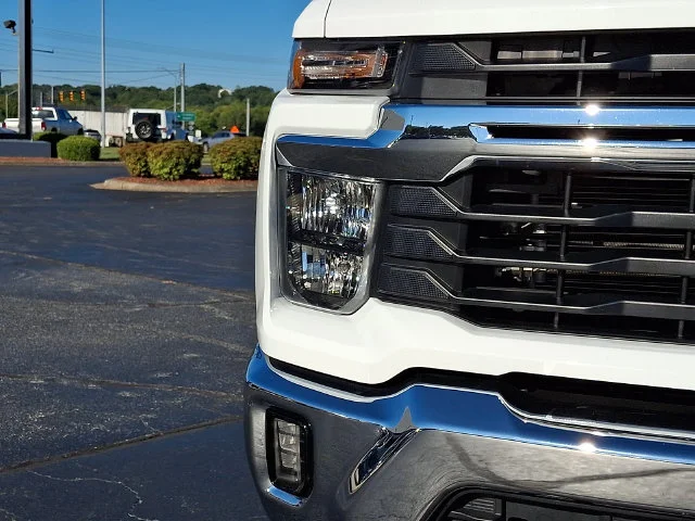 Used 2025 White Chevrolet LT image 9
