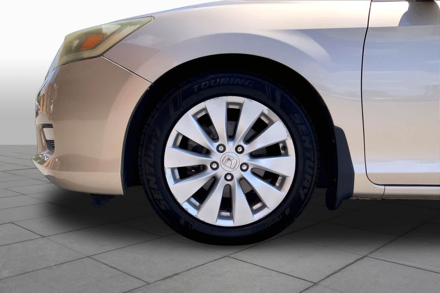 Used 2014 Champagne Frost Pearl Honda EX-L image 11