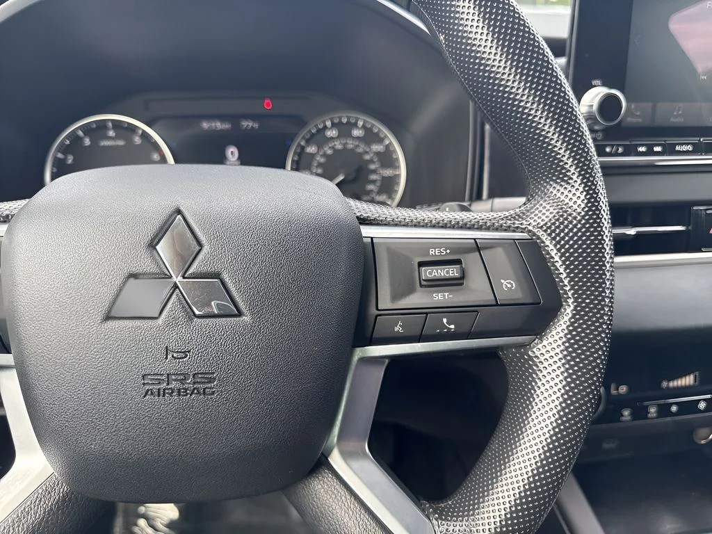 Used 2022 White Mitsubishi ES image 14