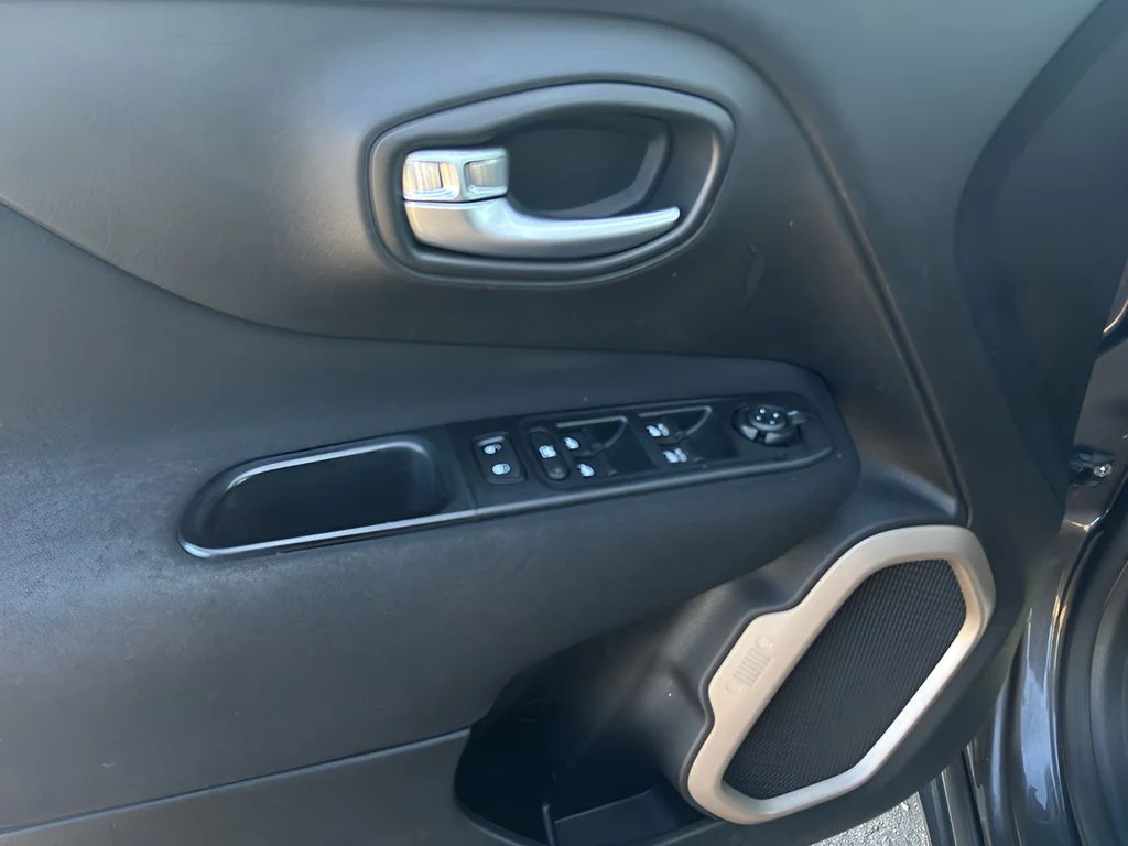 Used 2017 Granite Crystal Metallic Clearcoat Jeep Latitude image 22