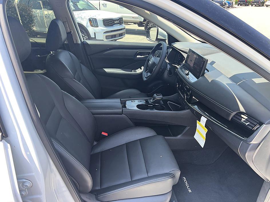Used 2025 Everest White Pearl Nissan SL image 18