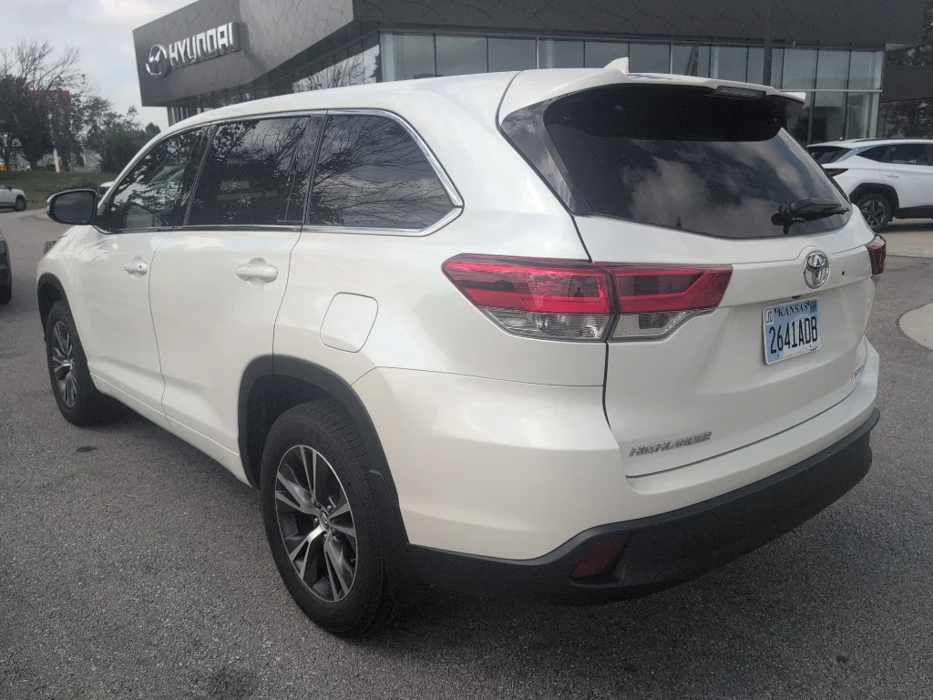 Used 2017 White Toyota LE image 9
