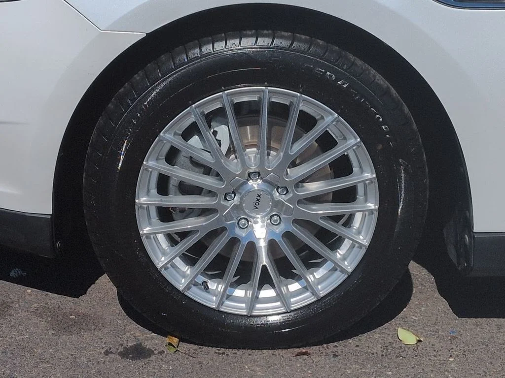 Used 2011 White Platinum Clearcoat Metallic Ford SEL image 31