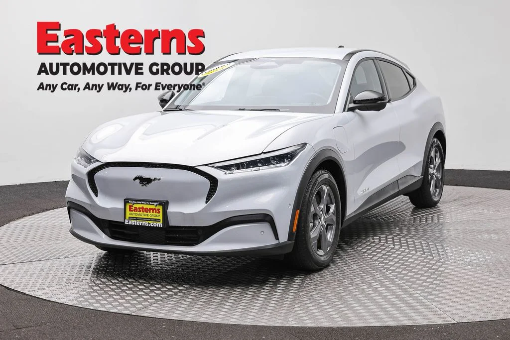Used 2023 White Ford Select image 1