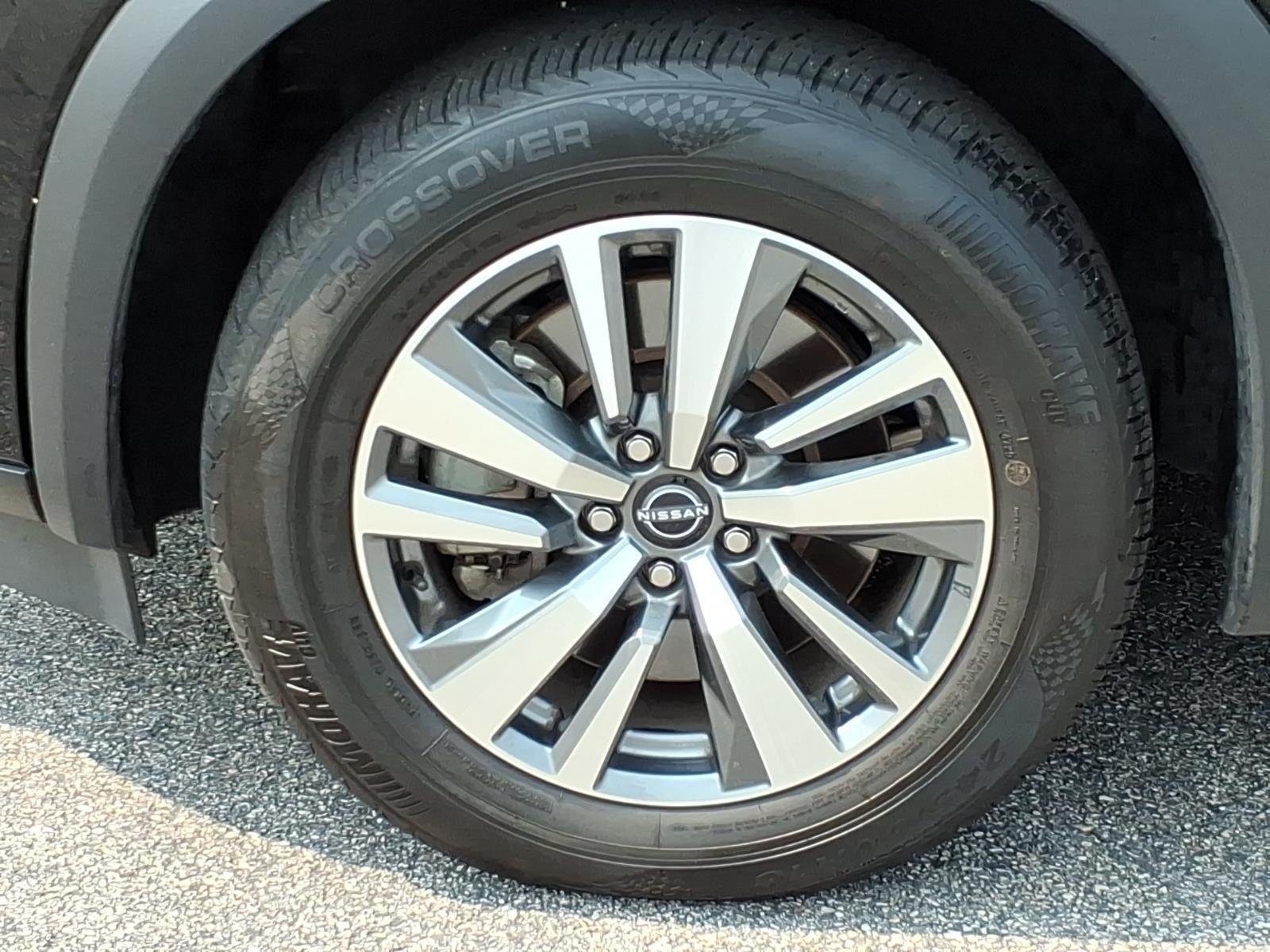 Used 2025 Super Black Nissan SL image 4