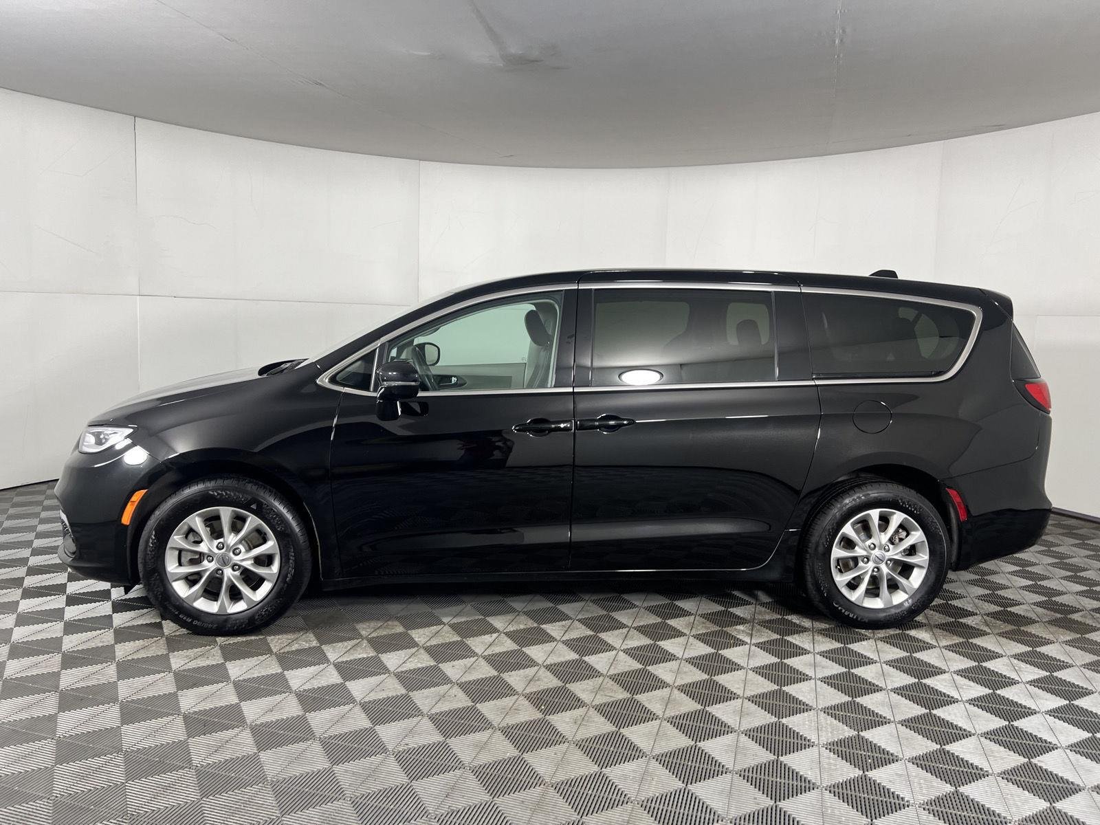 Used 2024 Diamond Black Crystal Pearlcoat Chrysler Touring L image 4
