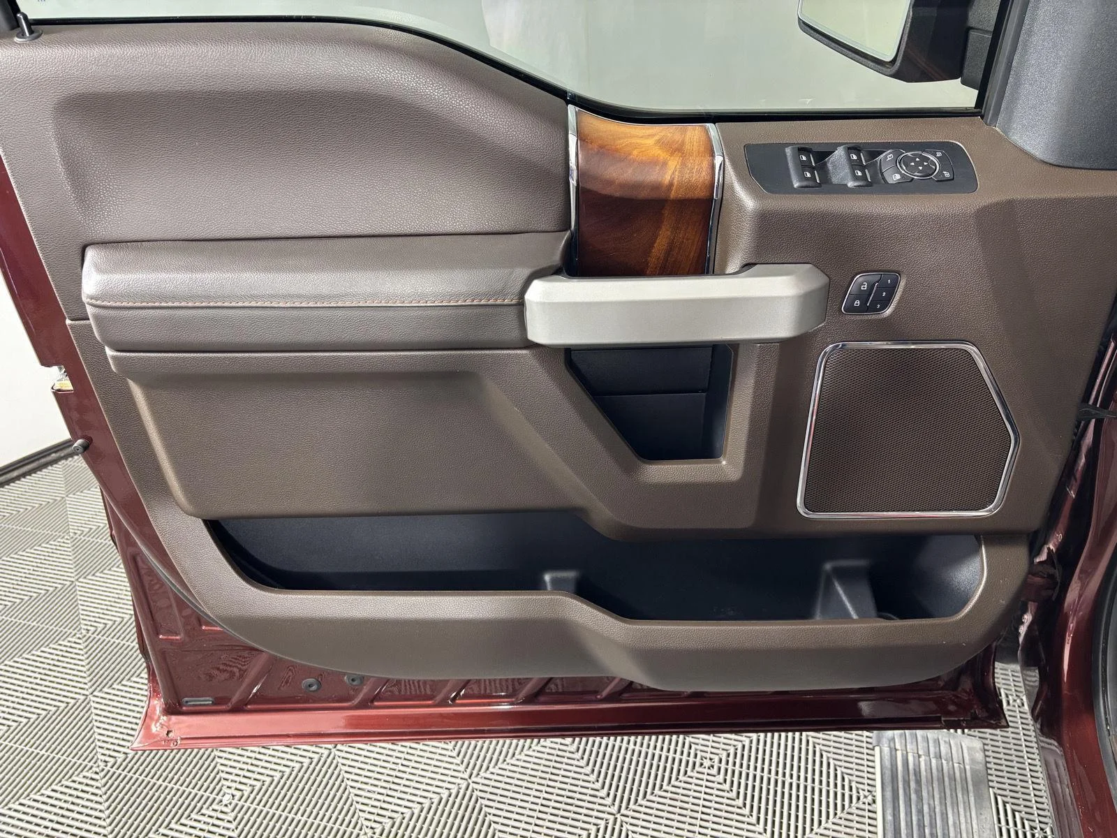 Used 2017 Bronze Fire/Caribou Ford King Ranch image 14