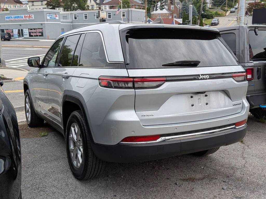 Used 2023 Silver Jeep Limited image 9