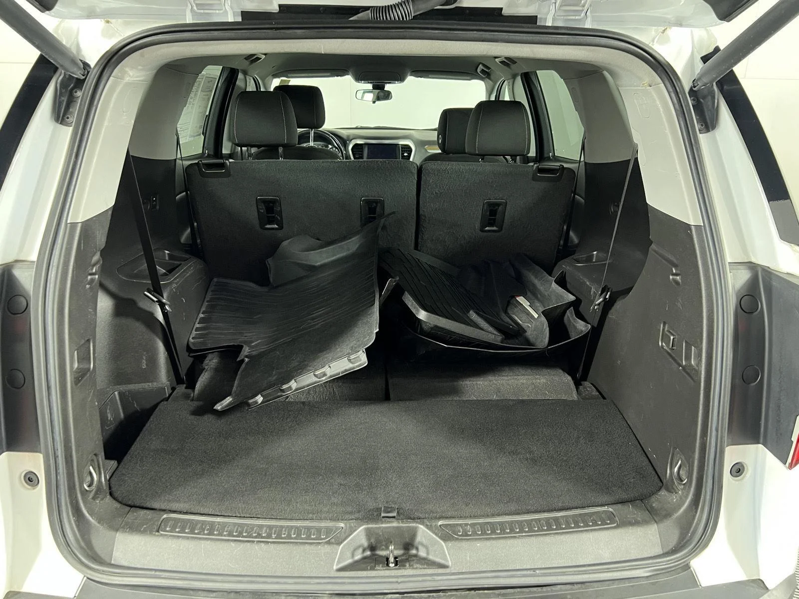 Used 2020 SUMMIT WHITE GMC SLE image 4
