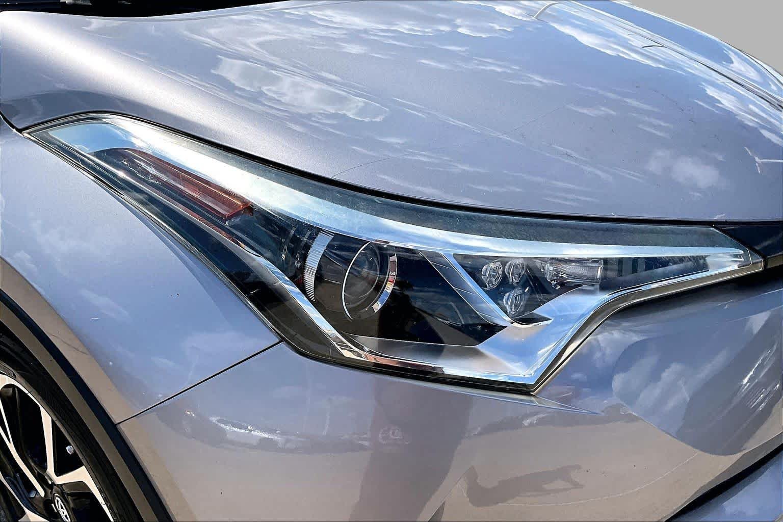 Used 2018 Silver Knockout Metallic Toyota XLE Premium image 27
