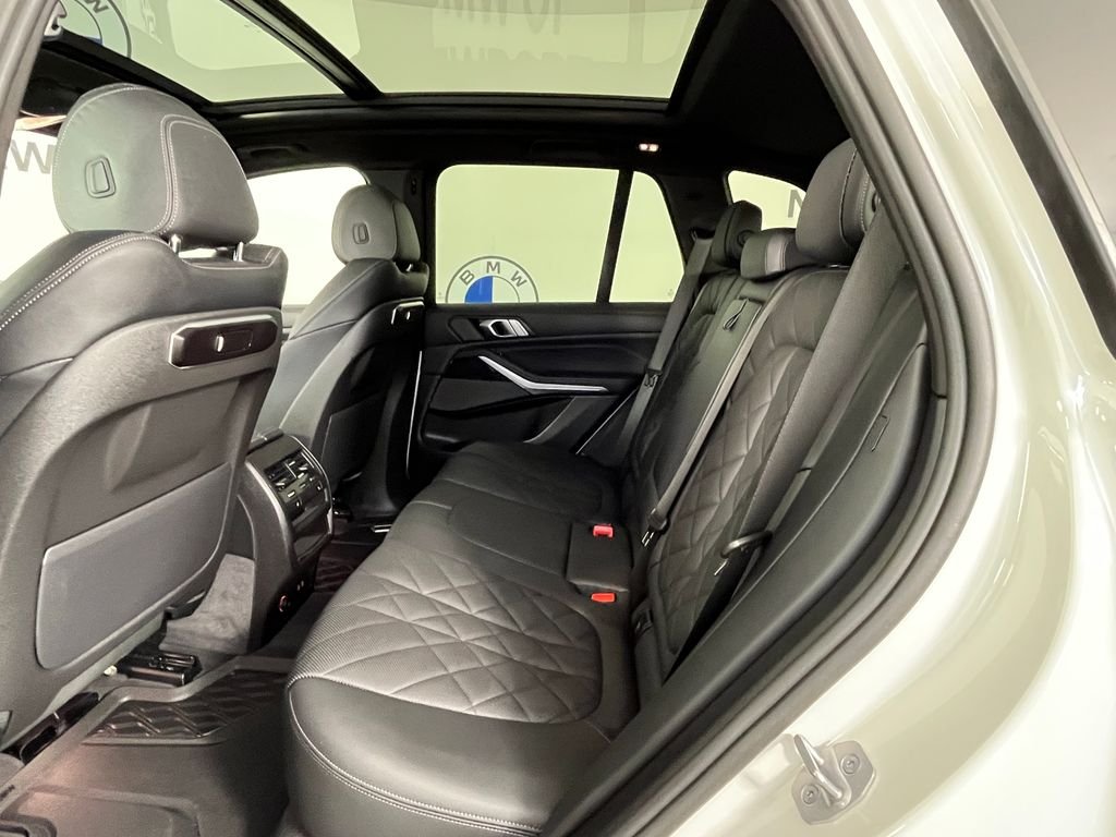 Used 2025 White BMW xDrive40i image 21