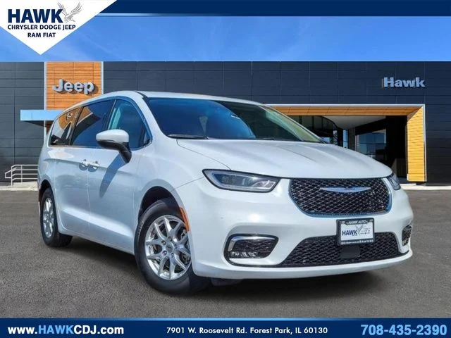 2023 Chrysler Pacifica Touring L's photo