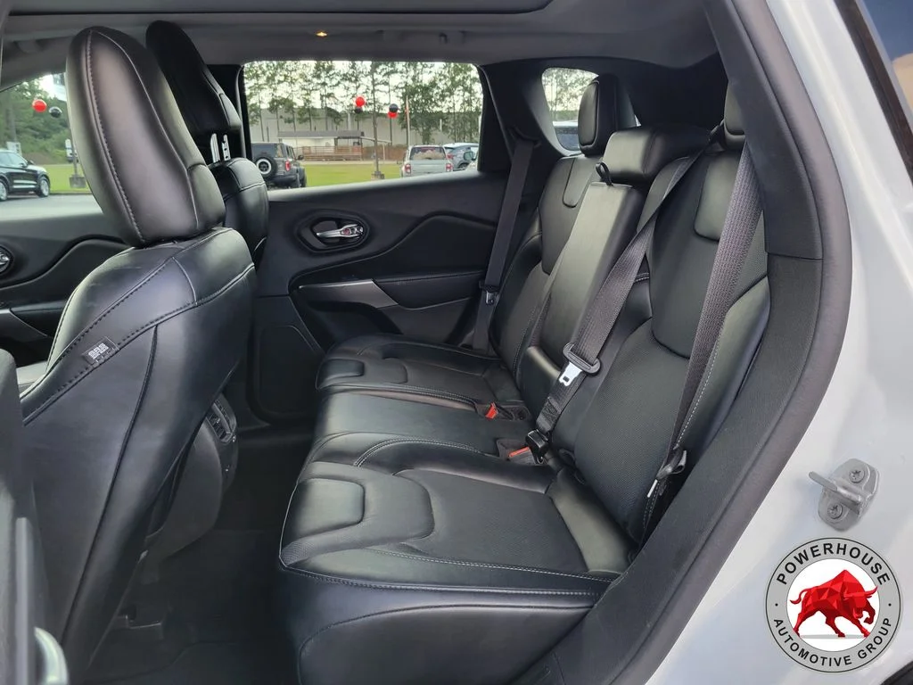 Used 2022 White Jeep Latitude Lux image 17