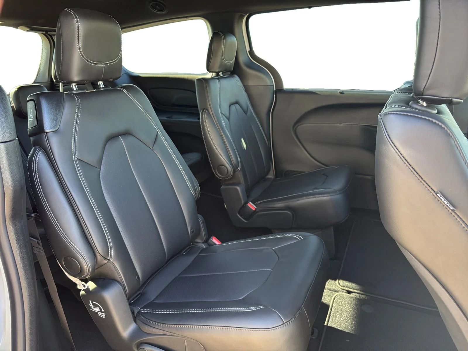 New 2027 BRIGHT WHITE Chrysler SXT image 18