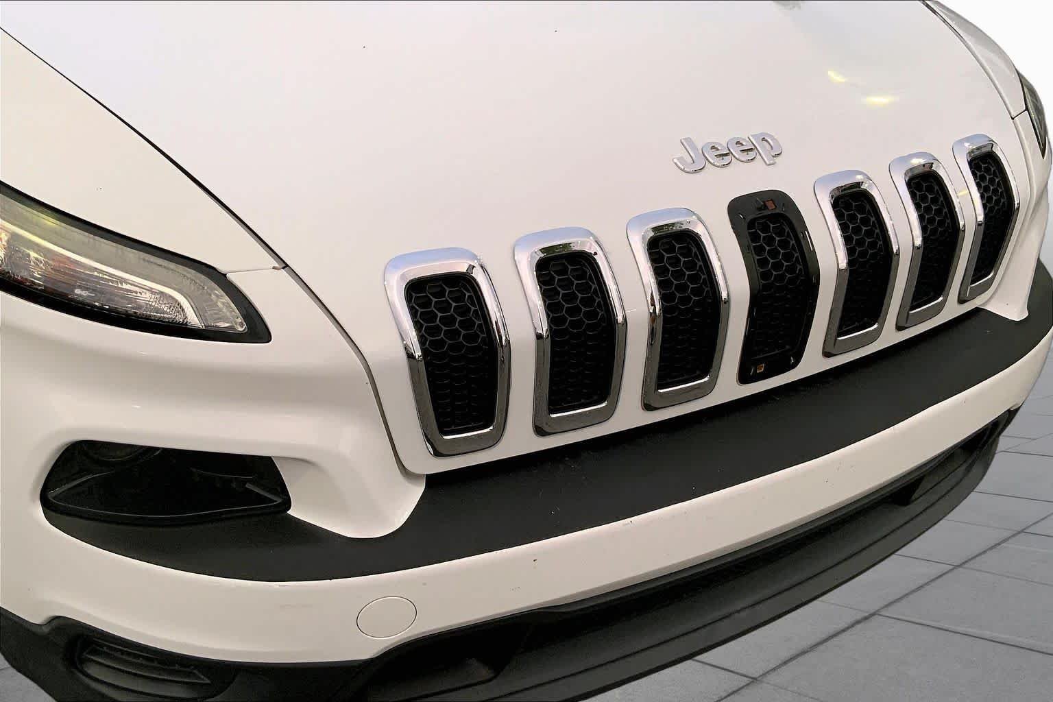 Used 2014 Bright White Clearcoat Jeep Sport image 29