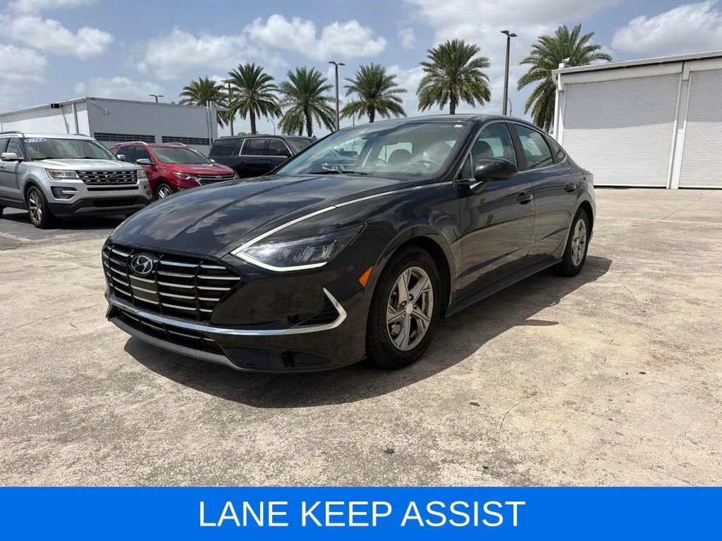 Used 2020 Black Hyundai SE image 3