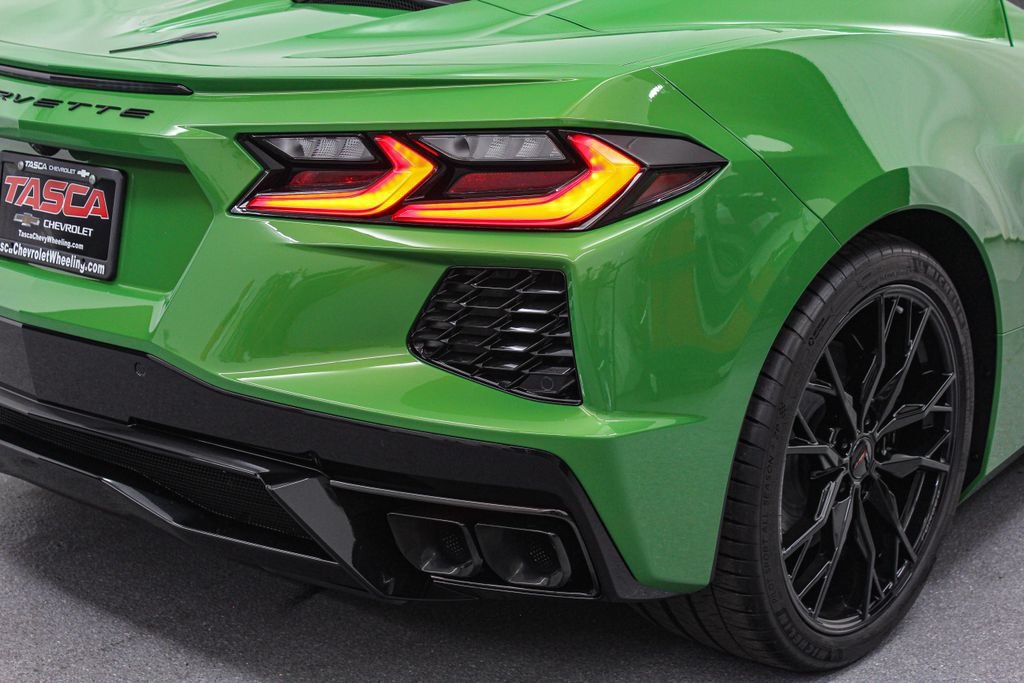 New 2027 Roswell Green Metallic Chevrolet 2LT image 11