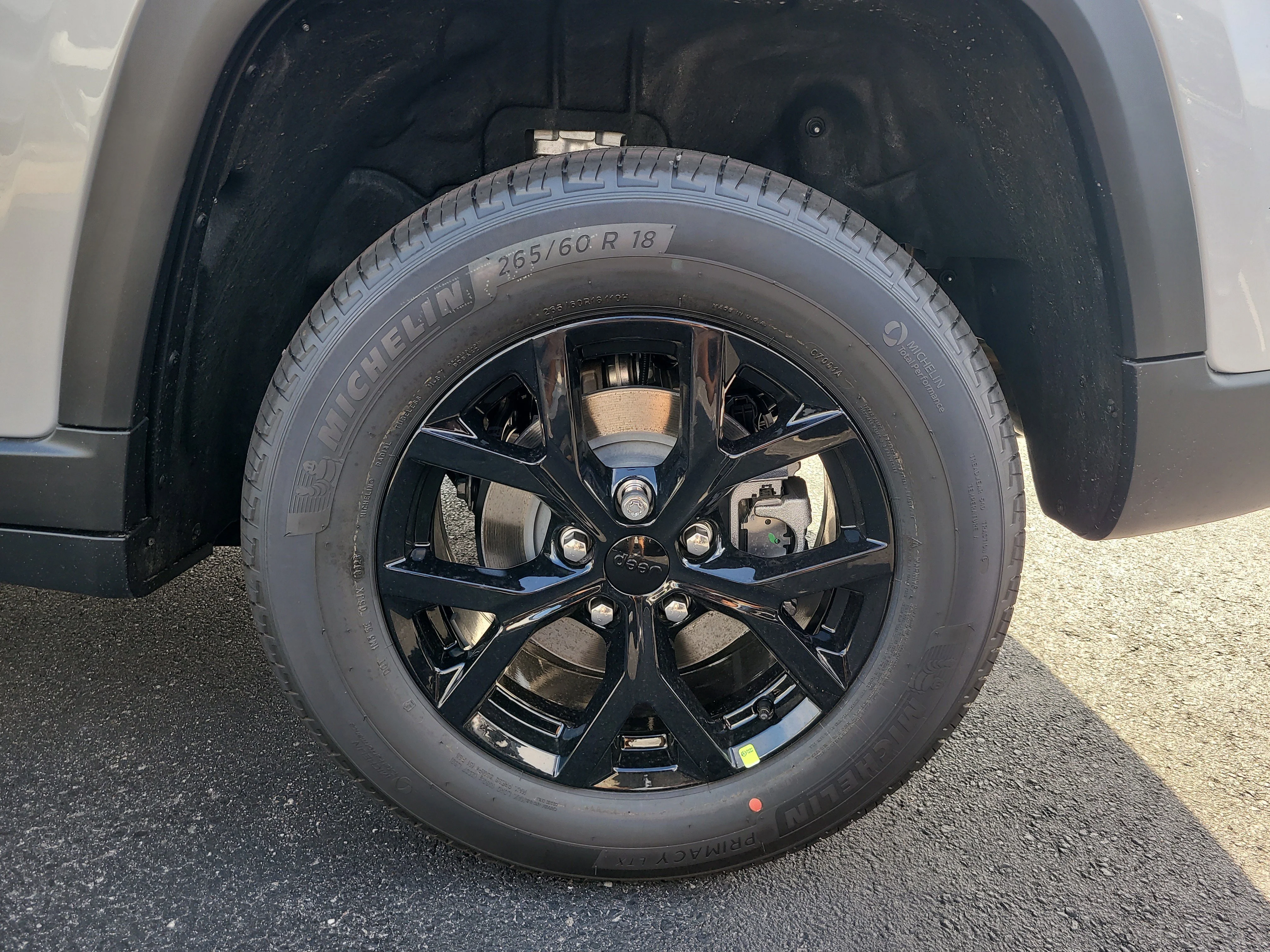 New 2026 Silver Zynith Jeep Laredo Altitude image 9