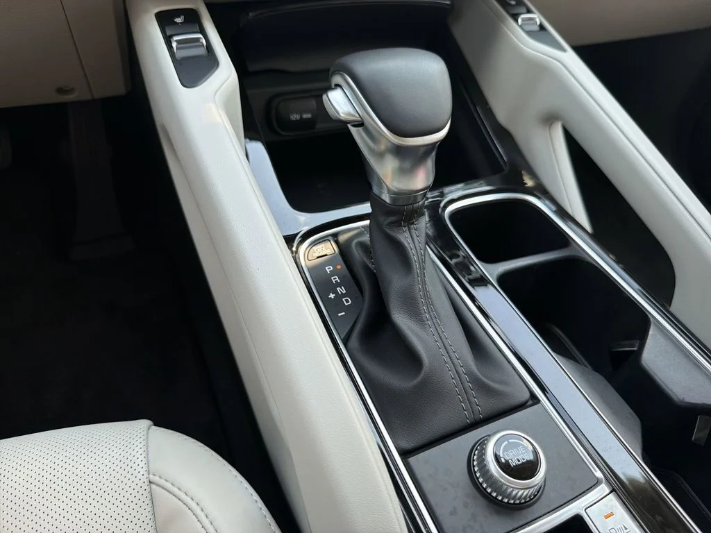 Used 2024 White Kia S image 22