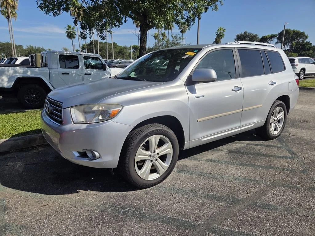 Used 2009 Classic Silver Metallic Toyota Limited image 3
