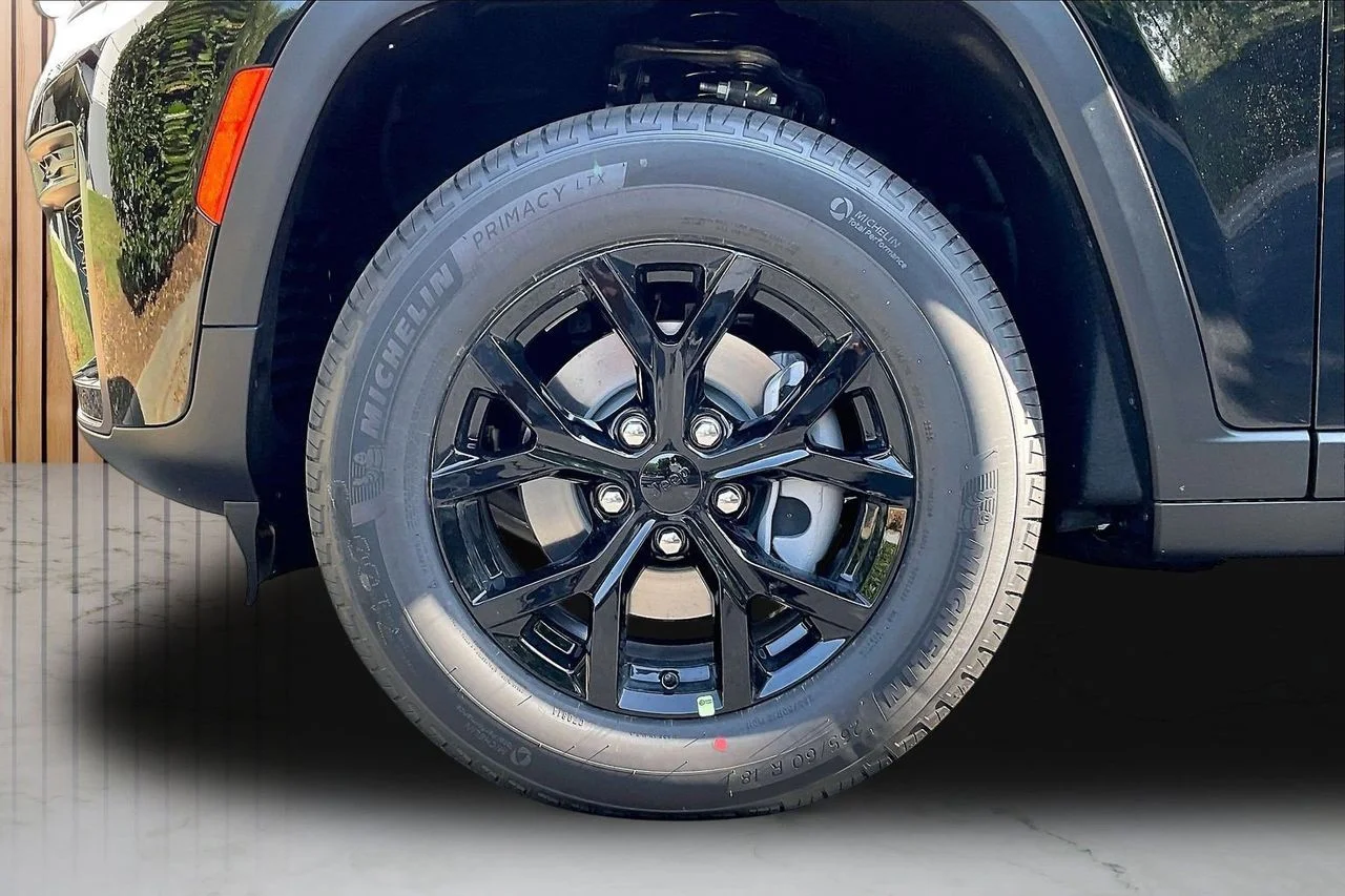 New 2026 Diamond Black Crystal Pearlcoat Jeep Altitude image 28