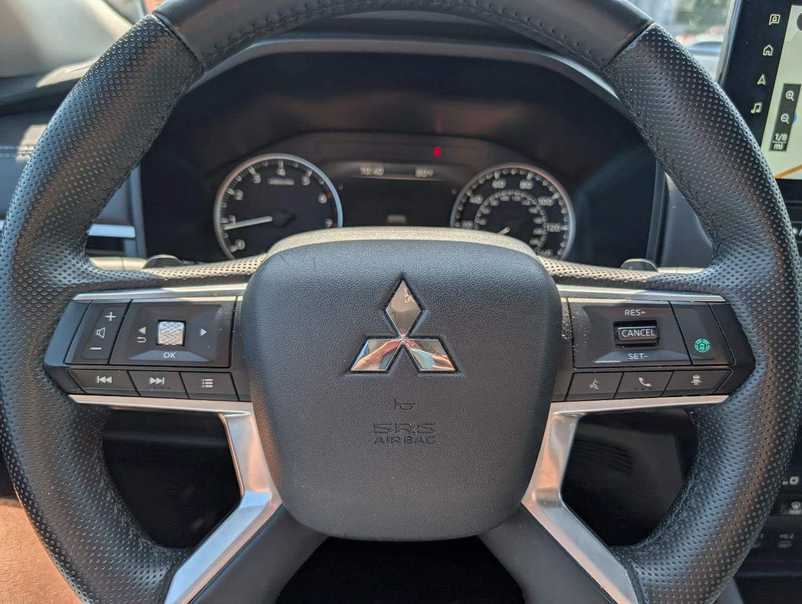 Used 2025 Cosmic Blue Metallic Mitsubishi SE image 22