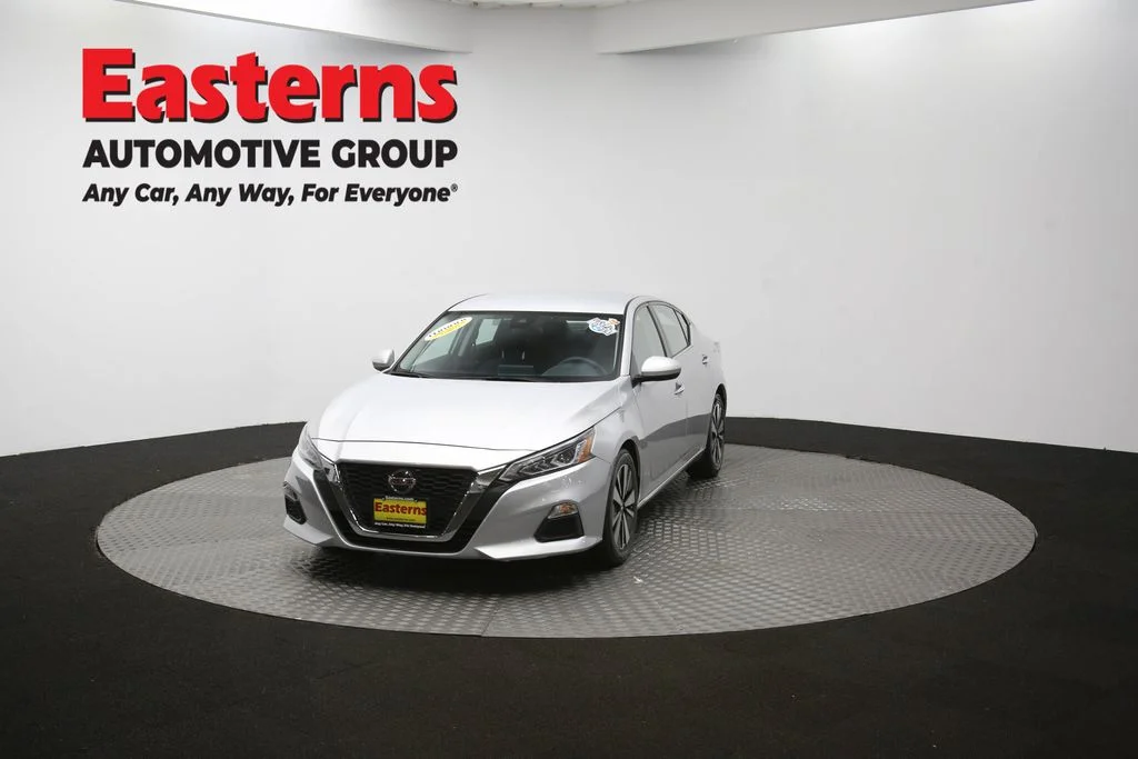 Used 2022 Silver Nissan 2.5 SV image 52